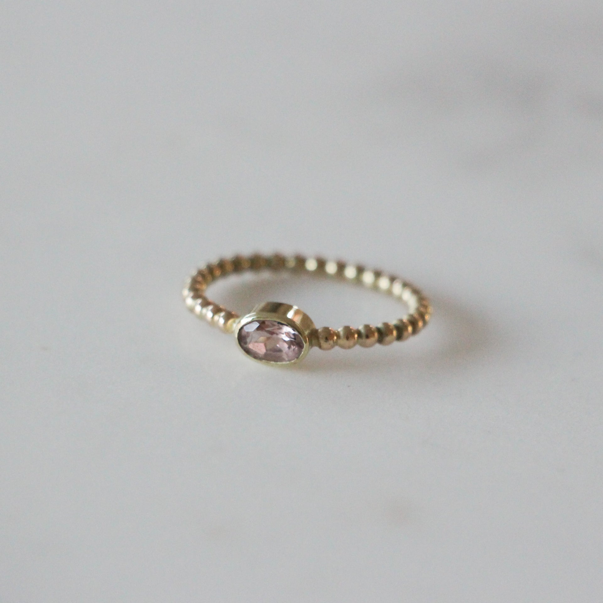 Guldring med oval rosa morganit